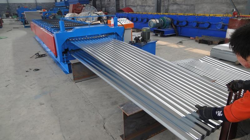 Corrugated roof panel forming machine
